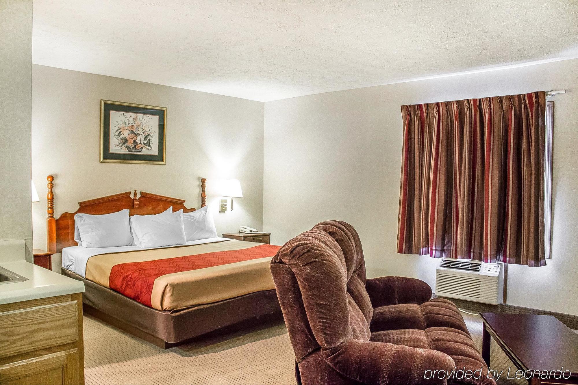 Econo Lodge Traverse City Exterior photo